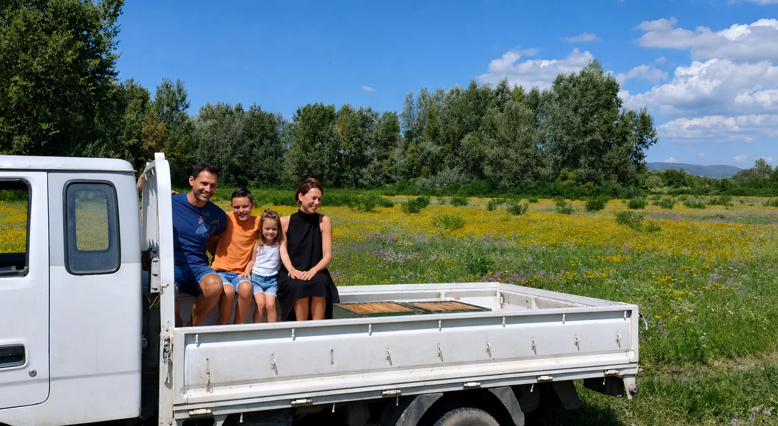 cropped-Hunora-familie-met-imker-bloemenveld-1.webp